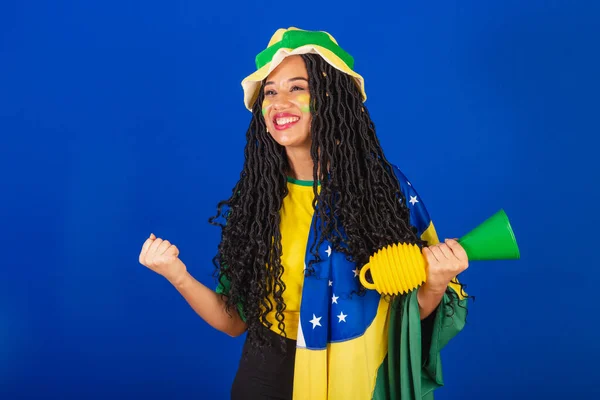 Ung Svart Brasiliansk Kvinna Fotbollsfan Med Flagga Och Tillbehör Firar — Stockfoto