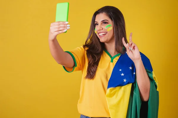Vrouwelijke Supporter Van Brazilië Wereldbeker 2022 Voetbalkampioenschap Selfie Foto Maken — Stockfoto