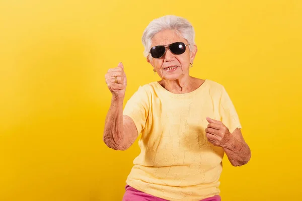 Oude Dame Met Een Zonnebril Cool Feesten Feesten Vibrator Schreeuwen — Stockfoto
