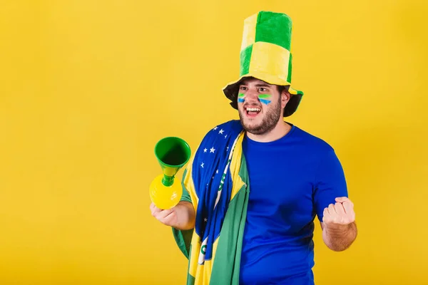 Brasilianischer Kaukasier Fußballfan Aus Brasilien Mit Hut Und Horn Feiert — Stockfoto