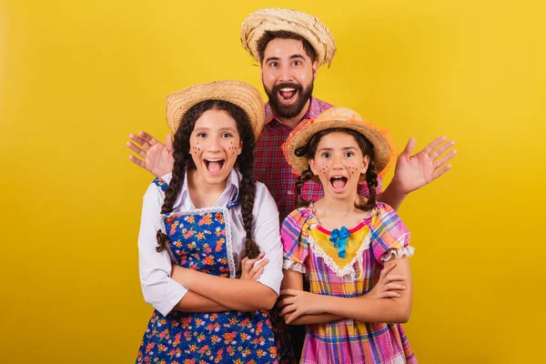 Vater Und Töchter Tragen Typische Kleidung Für Die Festa Junina — Stockfoto