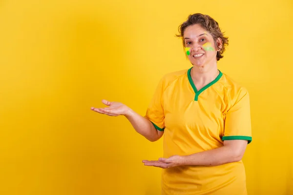 Mujer Adulta Adulta Fanático Del Fútbol Brasil Presentando Algo Izquierda — Foto de Stock