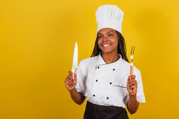 Young Afro Brazilian Woman Chef Cook Holding Knife Fork Barbecue — Stock Photo, Image