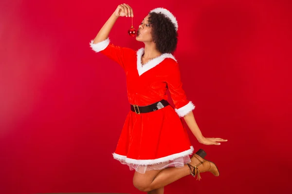 Schöne Schwarze Brasilianerin Gekleidet Als Weihnachtsmann Mama Claus Küsst Weihnachtsdekoration — Stockfoto