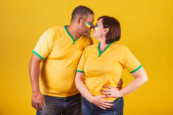 Çift Kızıl Saçlı Kadın Siyah Adam Brezilyalı Futbol Hayranları Öpücük — Stok fotoğraf
