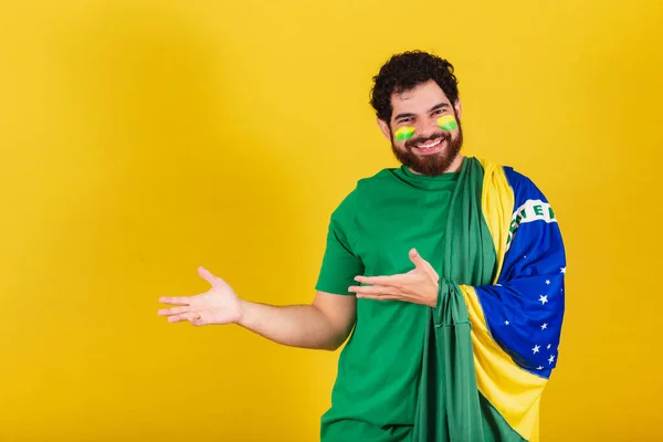 Kavkazský Muž Plnovousem Brazilský Fotbalový Fanoušek Brazílie Prezentující Produkt Svýma — Stock fotografie