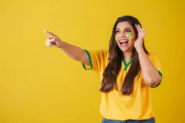 巴西的女支持者 2022年世界杯足球赛 足球锦标赛 惊讶极了 用手指指向左边 — 图库照片