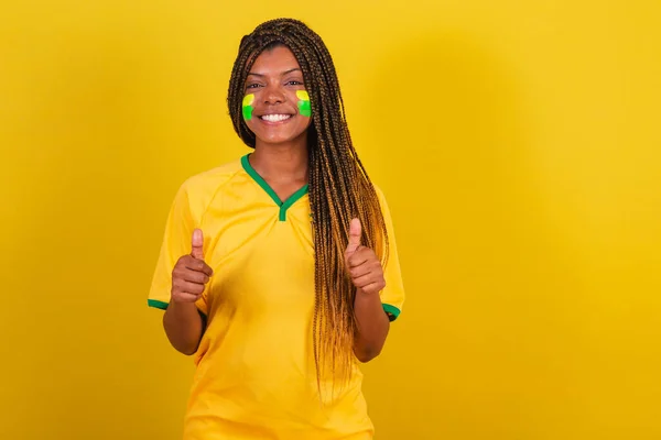 Mulher Negra Jovem Futebol Brasileiro Como Sinal Gosto Aprovação Fixe — Fotografia de Stock