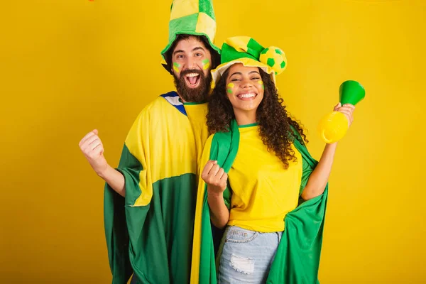 ブラジルのサッカー支持者のカップルは 国の色 黒の女性 白人男性に身を包んだ 旗やアクセサリーを使って — ストック写真