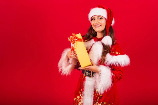 Brazilka Oblečená Vánočním Oblečení Santa Claus Drží Žlutý Dárek — Stock fotografie
