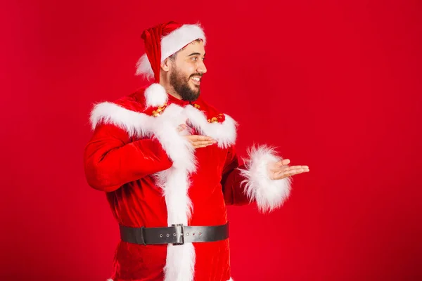 Brazilian Man Dressed Santa Claus Clothes Presenting Product Text Right — Stock Photo, Image