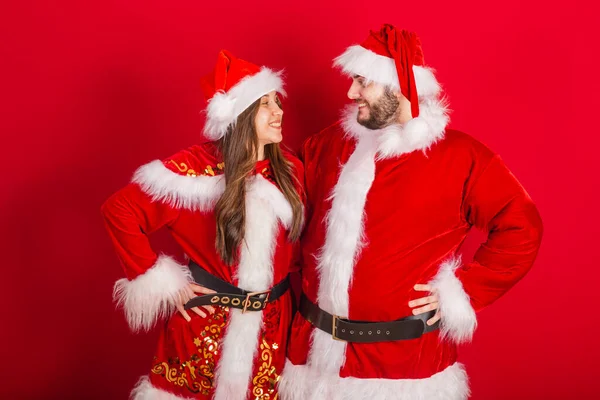 Couple Brésilien Avec Vêtements Noël Père Noël Claus Embrasser Poser — Photo