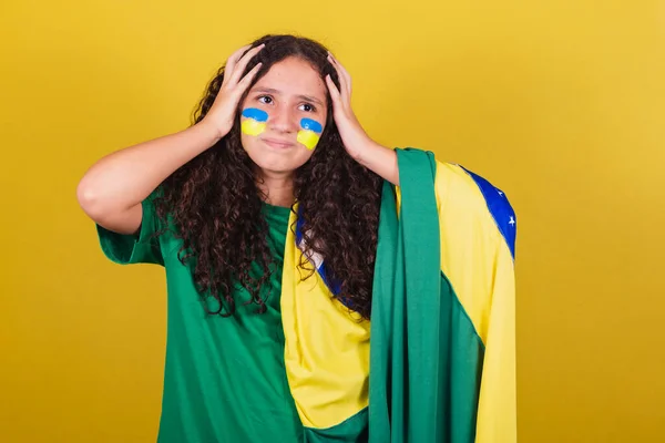 Brasiliansk Tjej Kaukasier Fotbollsfan Orolig Orolig Osäker Händerna Huvudet — Stockfoto