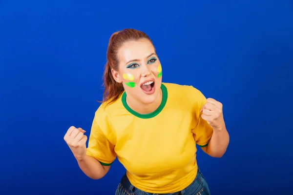 白人女性 ブラジルサッカーファン ブラジル 青の背景 悲鳴の目標 — ストック写真