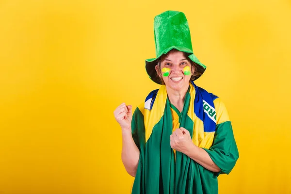 Dorosła Kobieta Brazylijski Fan Piłki Nożnej Noszenie Flagi Kapelusza Imprezowanie — Zdjęcie stockowe
