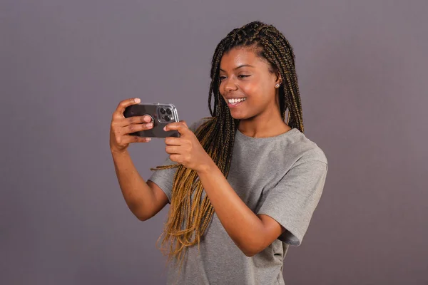 Genç Afrikalı Kadın Cep Telefonuyla Bir Şey Izliyor Akıllı Telefon — Stok fotoğraf