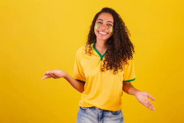 若い黒人のブラジル人女性サッカーファン 開いた腕で歓迎し受容し — ストック写真