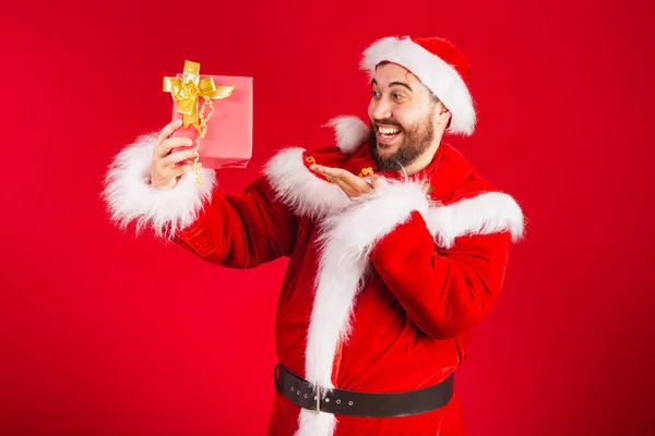 Homem Brasileiro Vestido Com Roupas Santa Claus Dando Presente Vermelho — Fotografia de Stock