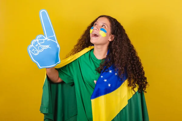 Brazylijczyk Kaukaski Fanka Piłki Nożnej Piankową Ręką Kibicującą Mistrzostwom Świata — Zdjęcie stockowe