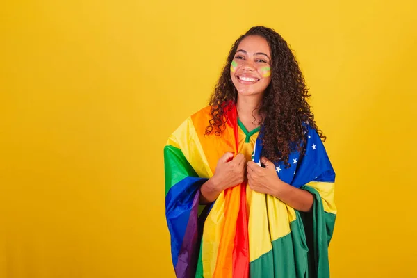 年轻的巴西黑人女子 足球迷 打着Lgbt和巴西国旗 与偏见作斗争 — 图库照片