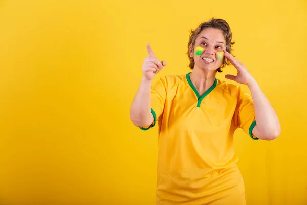Vuxen Kvinna Brasilianska Fotbollsfan Pekar Något Fjärran Reklam Foto — Stockfoto