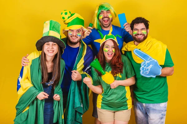 Grupo Amigos Torcedores Futebol Brasil Torcendo Preparando Para Acompanhar Uma — Fotografia de Stock