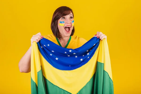 Mulher Ruiva Futebol Brasileiro Tremulando Com Bandeira Brasil Aplaudindo Comemorando — Fotografia de Stock