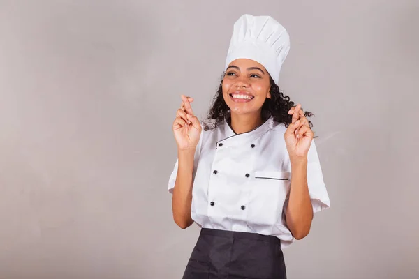 Genç Siyah Brezilyalı Kadın Aşçı Şef Parmaklar Çapraz Dilek Bükme — Stok fotoğraf