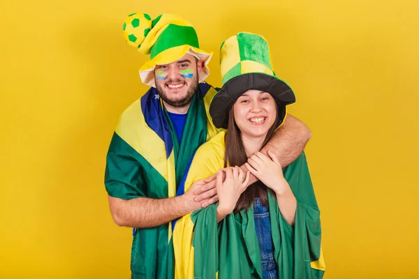 Para Kibice Piłki Nożnej Brazylii Przytulanie Uśmiech Miłość Meczu Piłki — Zdjęcie stockowe