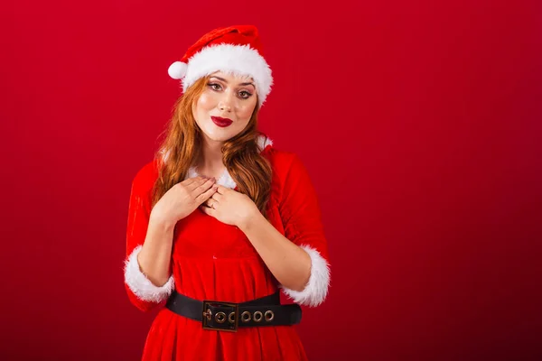 Mooie Braziliaanse Roodharige Vrouw Gekleed Kerstkleding Santa Claus Handen Borst — Stockfoto