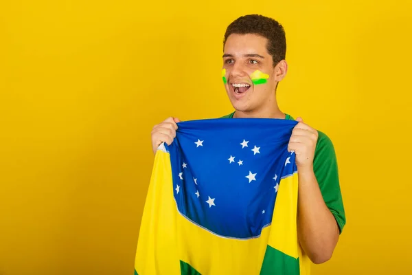 Молодий Бразильський Футбольний Фанат Одягнені Зелений Колір Мерехтливі Бразильським Прапором — стокове фото