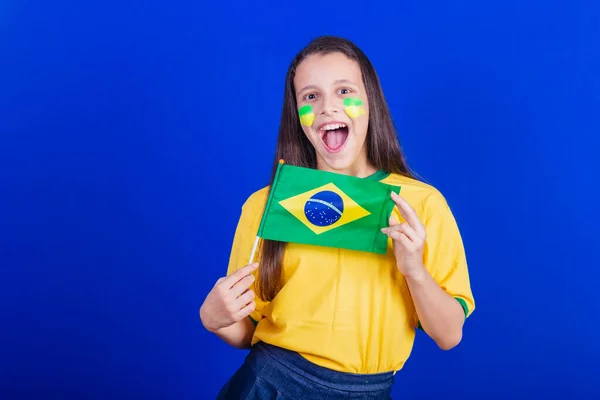 Młoda Dziewczyna Fanka Piłki Nożnej Brazylii Trzymające Flagę Brazylijską — Zdjęcie stockowe
