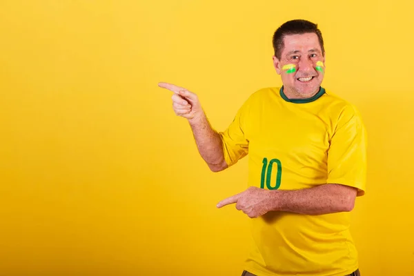 Dorosły Mężczyzna Fan Piłki Nożnej Brazylii Wskazując Palcami Coś Lewo — Zdjęcie stockowe