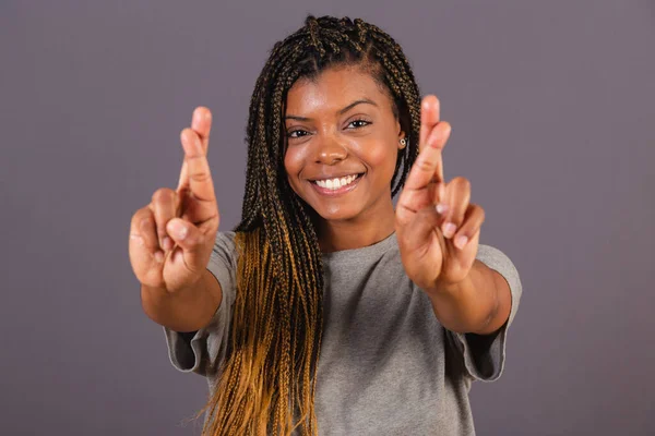 Joven Mujer Brasileña Afro Manos Frente Dedos Cruzados Deseando Suerte — Foto de Stock