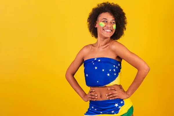 年轻的黑人女子巴西足球迷 特写照片 — 图库照片