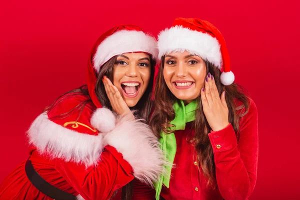 Brazilské Kamarádky Oblečené Vánočním Oblečení Santa Claus Překvapený — Stock fotografie