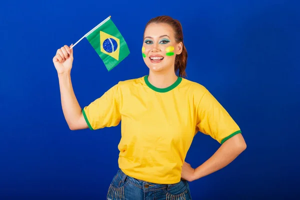 Femme Caucasienne Rousse Fan Football Brésilien Brésilien Fond Bleu Agitant — Photo