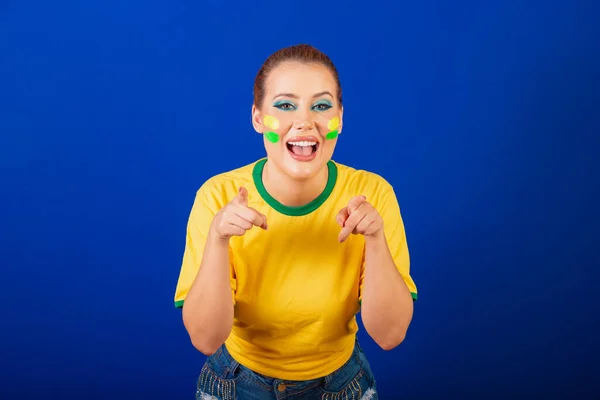 Kaukasierin Rotschopf Brasilianischer Fußballfan Brasilianerin Blauer Hintergrund Zeigt Die Kamera — Stockfoto