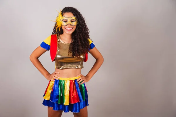 Güzel Siyah Brezilyalı Kadın Açık Renkli Elbiseli Karnaval Maske Takıyor — Stok fotoğraf