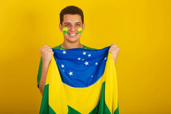 Joven Aficionado Fútbol Brasileño Vestido Verde Ondeando Con Bandera Brasileña —  Fotos de Stock