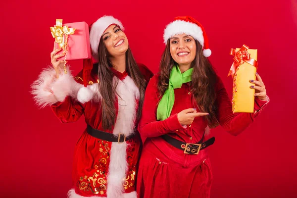 穿着圣诞服装的巴西女性朋友 圣诞老人 持有礼物 — 图库照片