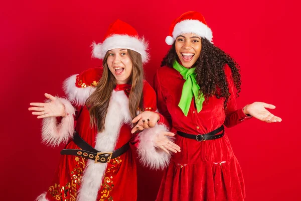 Två Brasilianska Vänner Klädda Julkläder Med Öppna Armar Välkomnande — Stockfoto