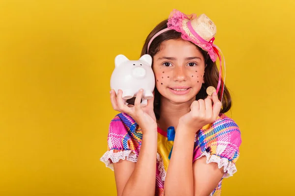 Brasilianisch Kaukasisch Kind Festa Junina Kleidung Nahaufnahme Foto Finanzen Sparschwein — Stockfoto