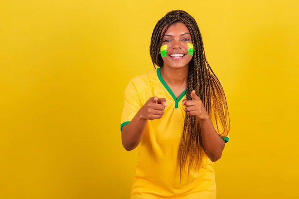 Mulher Negra Jovem Futebol Brasileiro Apontando Para Câmera Escolhendo Você — Fotografia de Stock