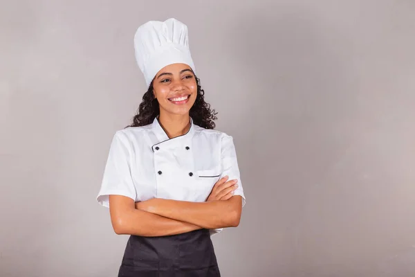 Genç Siyah Brezilyalı Kadın Aşçı Şef Kollarını Kavuşturarak Gülümsüyor — Stok fotoğraf