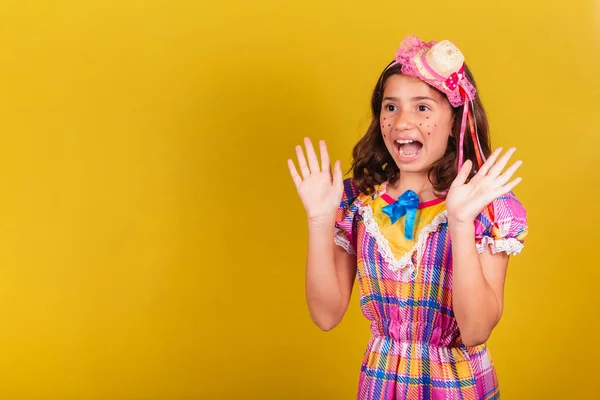 Braziliaans Kind Blank Feestkleding Van Juni Verrast Vrolijk Vrolijk Wow — Stockfoto