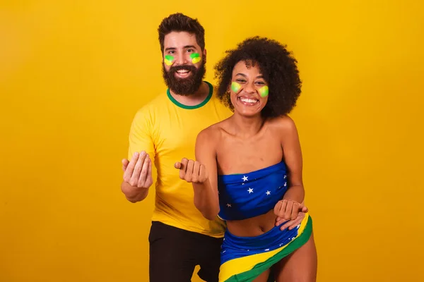 Kilku Brazylijskich Fanów Piłki Nożnej Ubranych Brazylijskie Kolory Czarna Kobieta — Zdjęcie stockowe