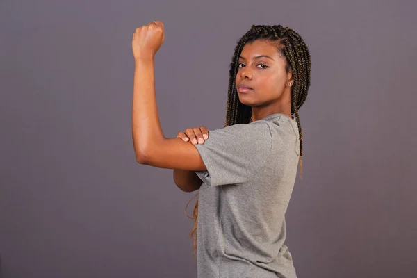 Jovem Afro Brasileira Mostrando Punho Cerrado Sinal Militância Empoderamento Feminino — Fotografia de Stock