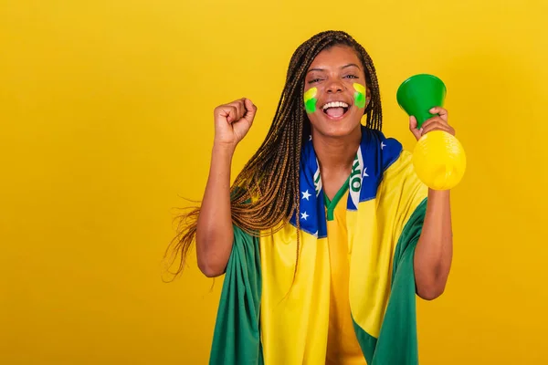 Mujer Negra Joven Aficionada Fútbol Brasileño Celebrar Bailar Celebrar Campeonato —  Fotos de Stock