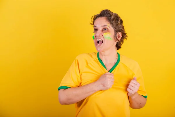Erwachsene Frau Brasilianischer Fußballfan Hände Auf Der Brust Vibrierend Jubelnd — Stockfoto